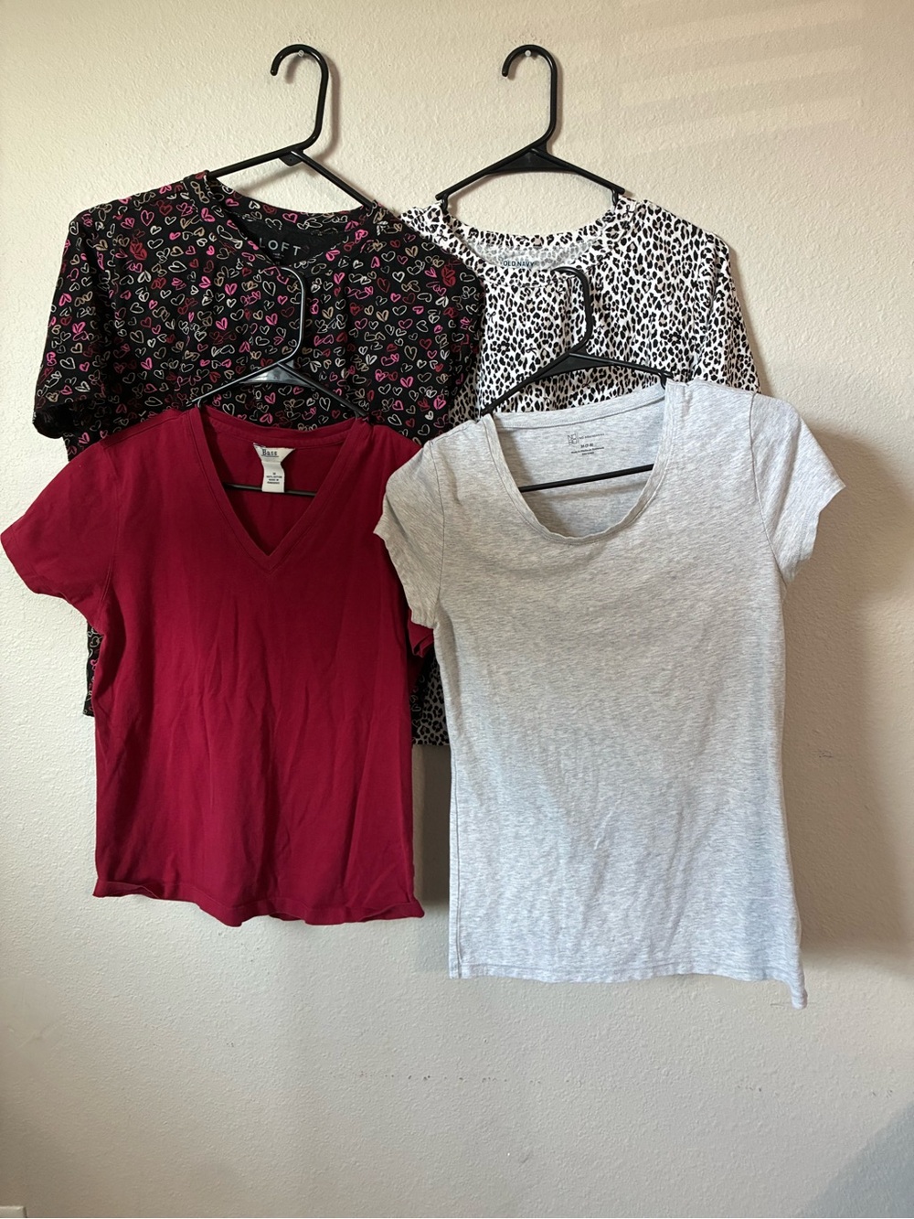 4 tee lot old navy leopard, bass red, no boundaries grey, loft hears.